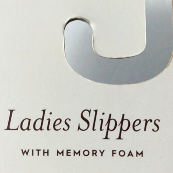 LAURA ASHLEY GRAY FUR MEMORY FOAM SLIPPERS SIZE SMALL 5-6 NWT - Picture 7 of 8